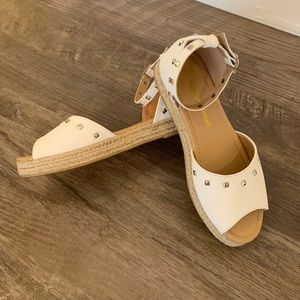Size 6 Jolimall white sandal
